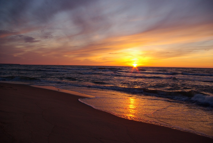 Tag verlassen, den Sonnenuntergang leuchtet ...