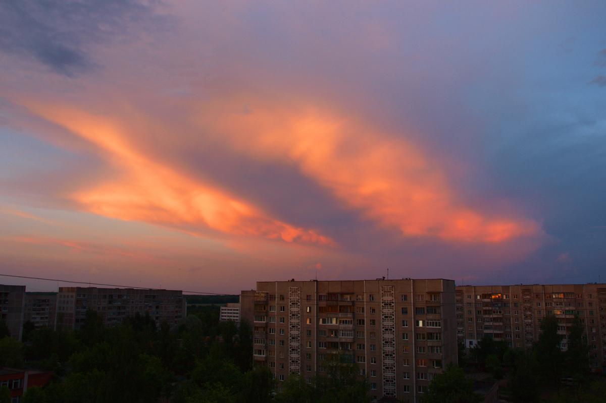 Wolken in den Sonnenuntergang Farbe
