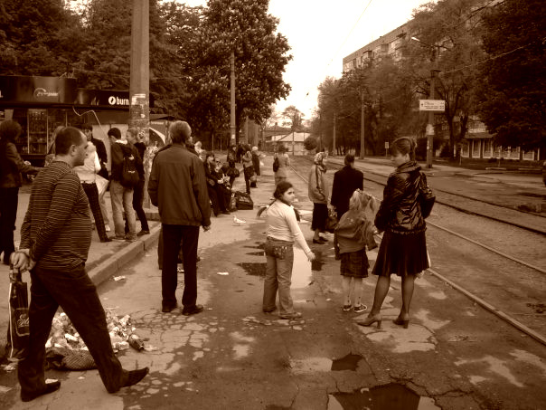 Warten an der Bushaltestelle