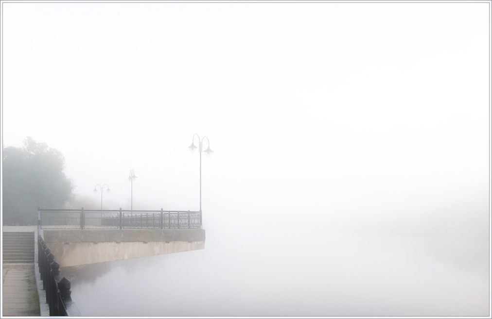 September kam in einen Mantel der Nebel ...