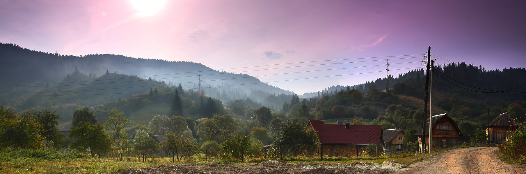 Morgen in den Karpaten Dorf