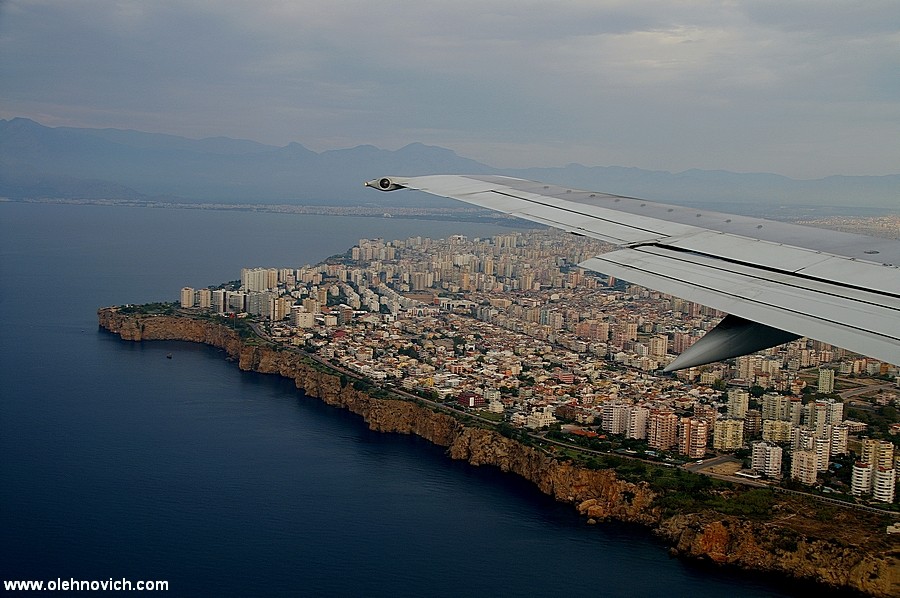 Unter der Tragfläche eines Flugzeugs)))