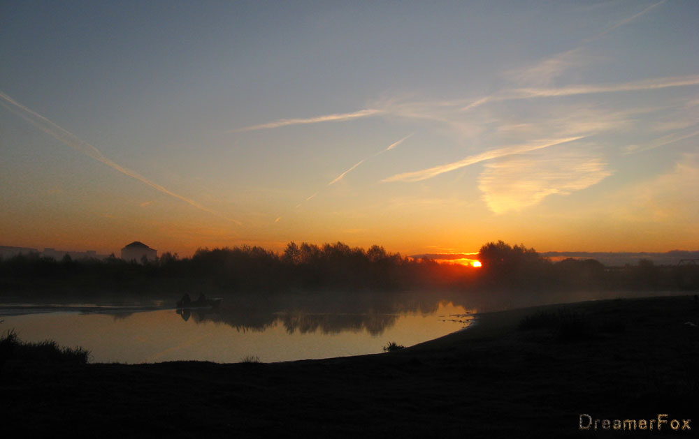 Sonnenaufgang über dem Fluss