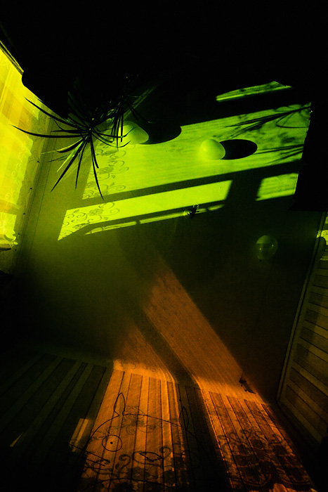 Die Aussicht Mann schlafend auf dem Boden der Zimmer