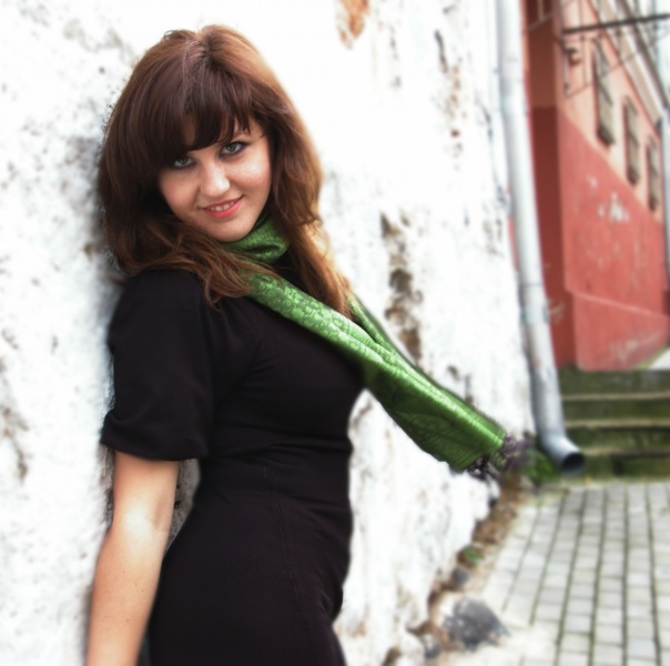 she's wearing green scarf