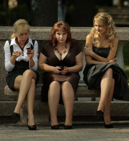 Mädchen am Spielfeldrand sitzen ...