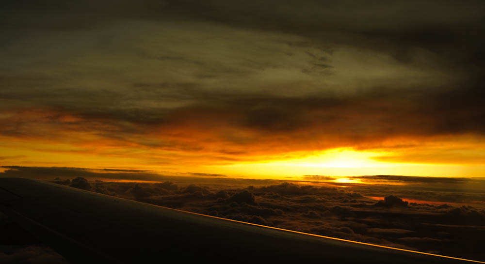 Unter der Tragfläche eines Flugzeugs ....