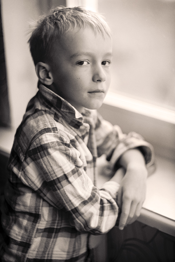 Porträt eines Jungen am Fenster