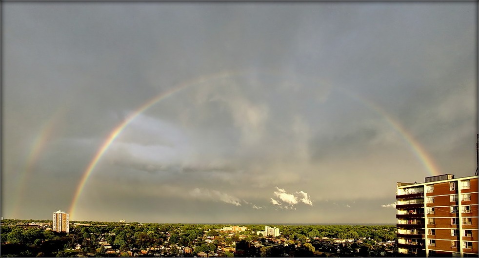 Regenbogen über der Stadt