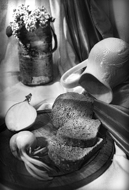 Stillleben mit Lilien und Brot