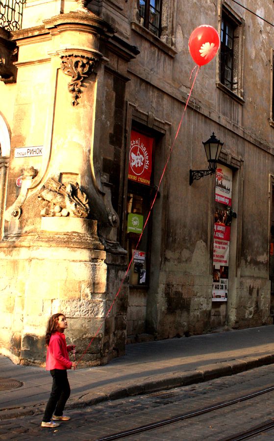 Mädchen und der Ball