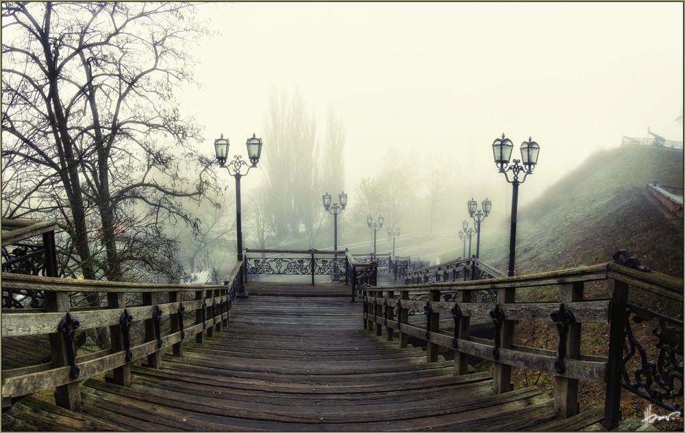 Holz Treppe hinunter in den Herbst ...
