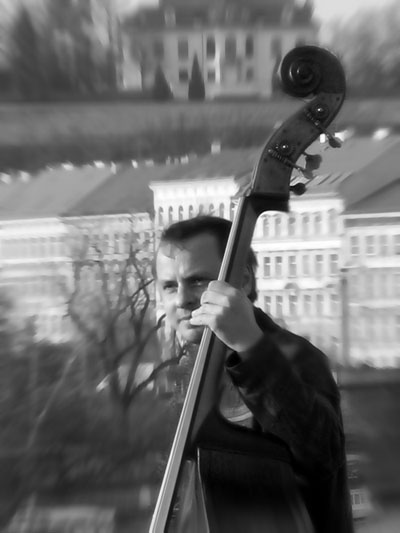 Musiker und sein treuer Freund