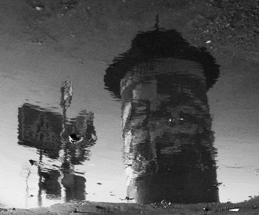 Bekanntmachung Beiträge, svetovor und ein Schild, was sich in einer Pfütze auf perekretke in Nesvizh