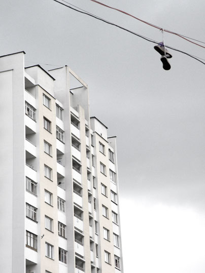 "Sneakers und gumshoes"