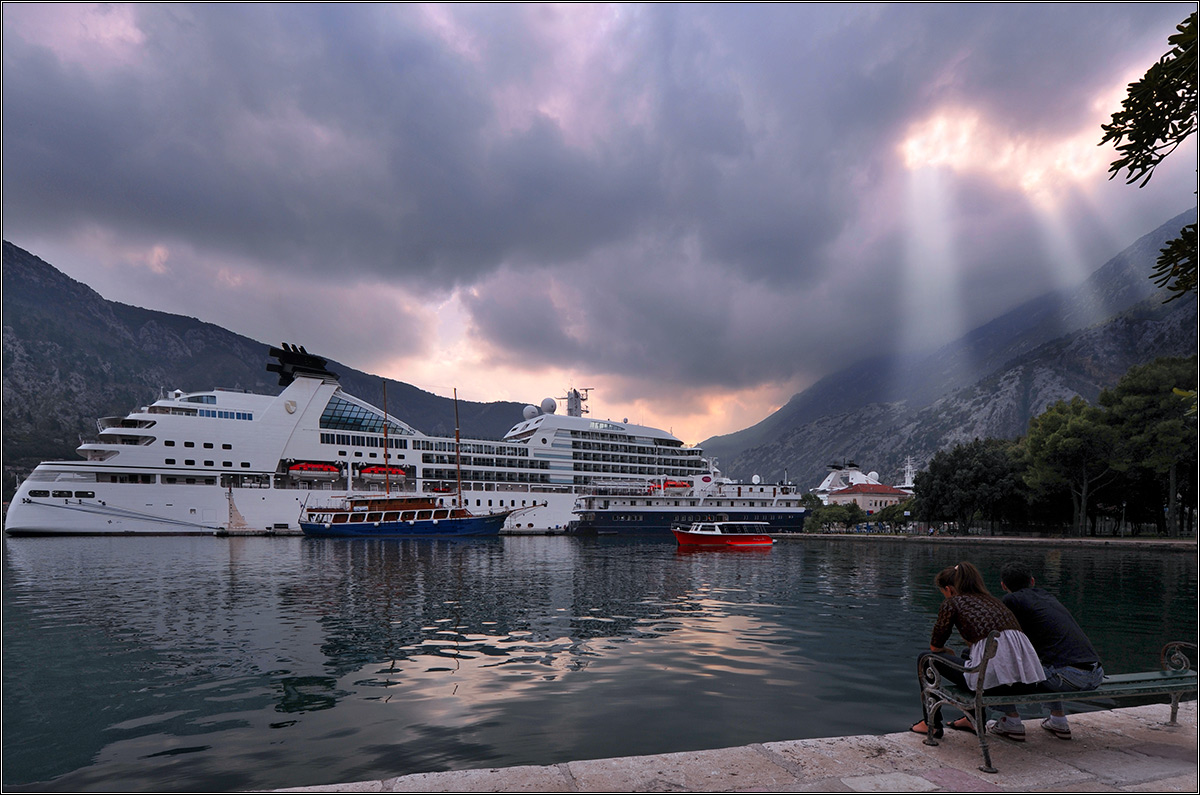 Segeln Sie mit einem weißen Boot