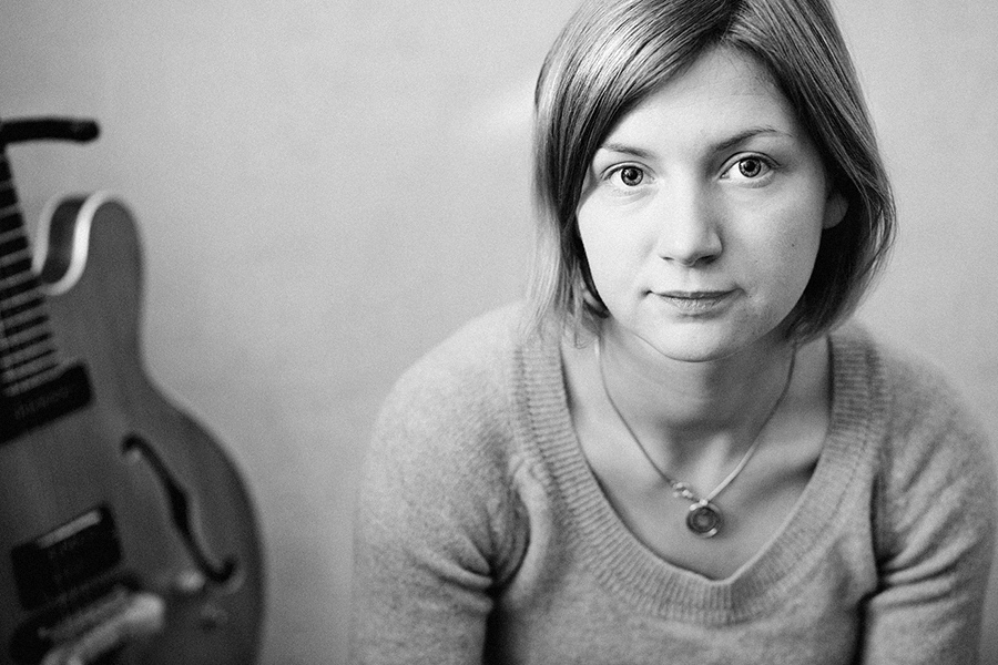 Marina. Porträt einer Gitarre.