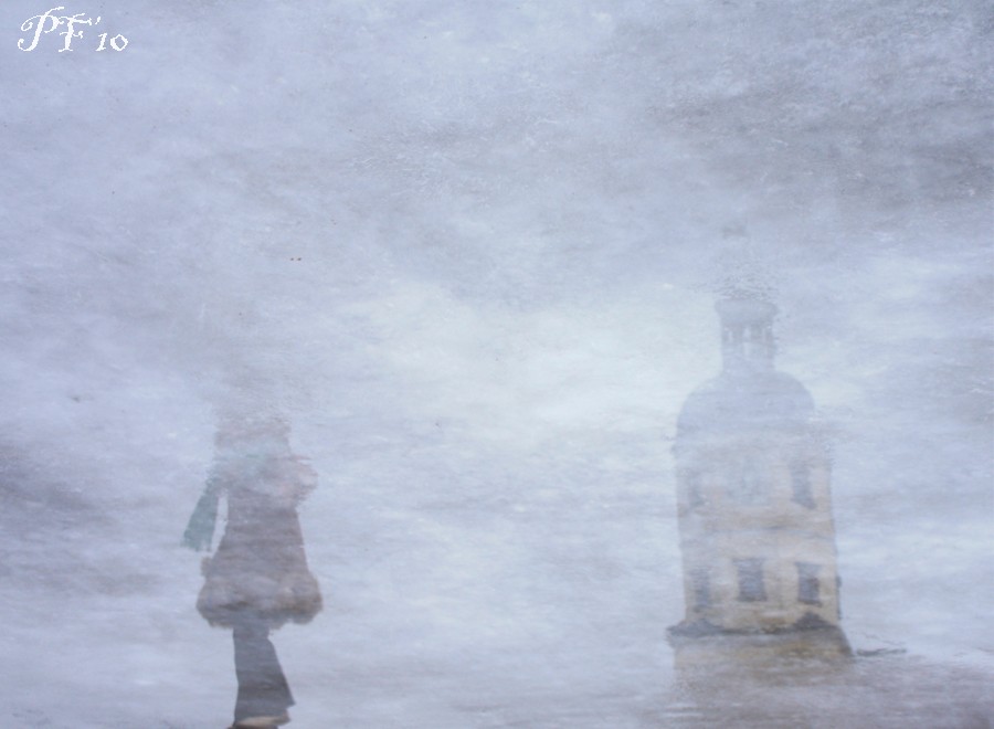 Girl. Schal. Rathaus.