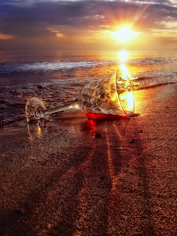 Rotwein, Wasser und Sonnenuntergang