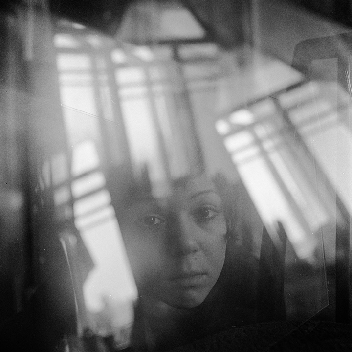 Natasha (Hochformat mit Fenster)