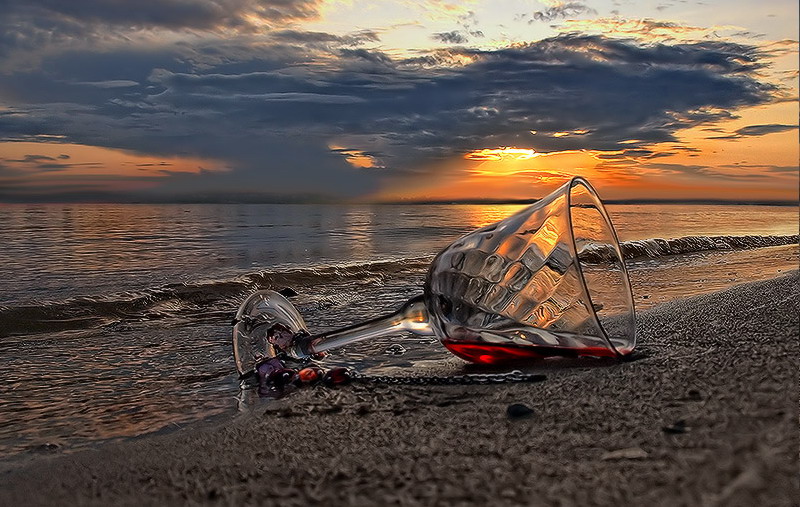 Rotwein, Wasser und Sonnenuntergang