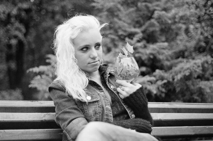 mit einem Glas Herbst