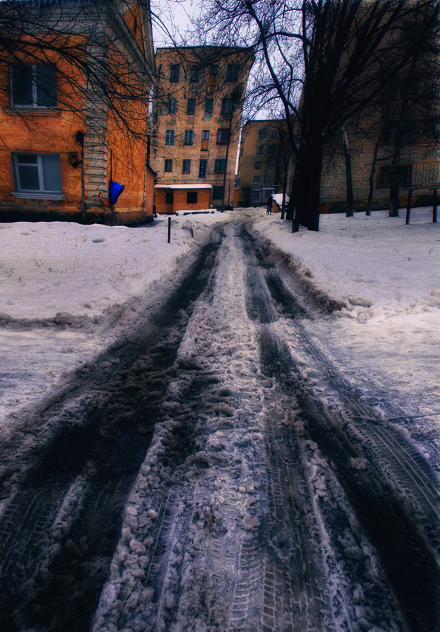 rechts gelbes Haus und einer Telefonzelle oder Melancholie