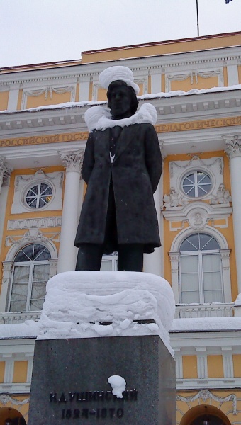 Schultergurte und einen majestätischen Kopfschmuck