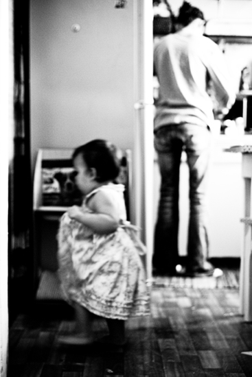 Ein Kind, das allein Spaziergänge