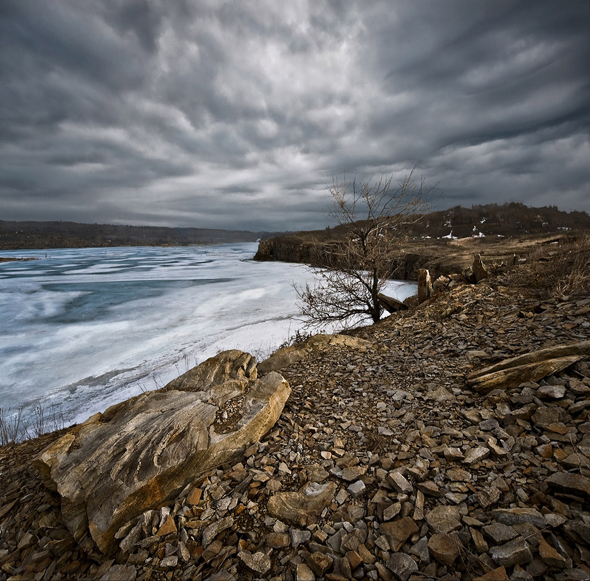 Es gibt Wolken über dem Steinbruch