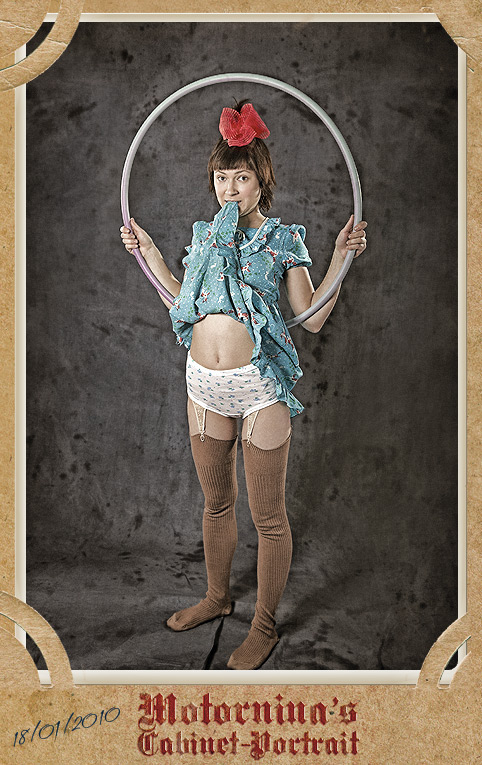 Einem Mädchen mit Reifen