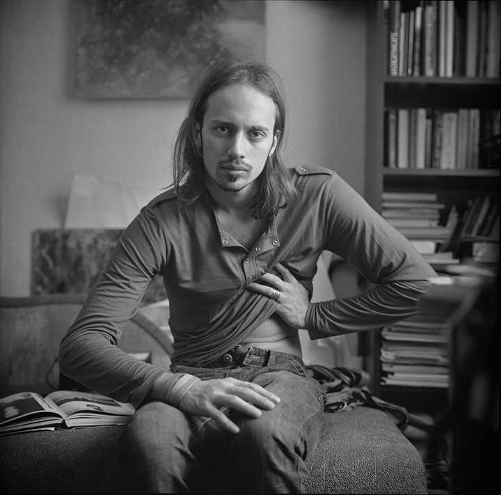 Alex (Porträt mit gefalteten Händen)