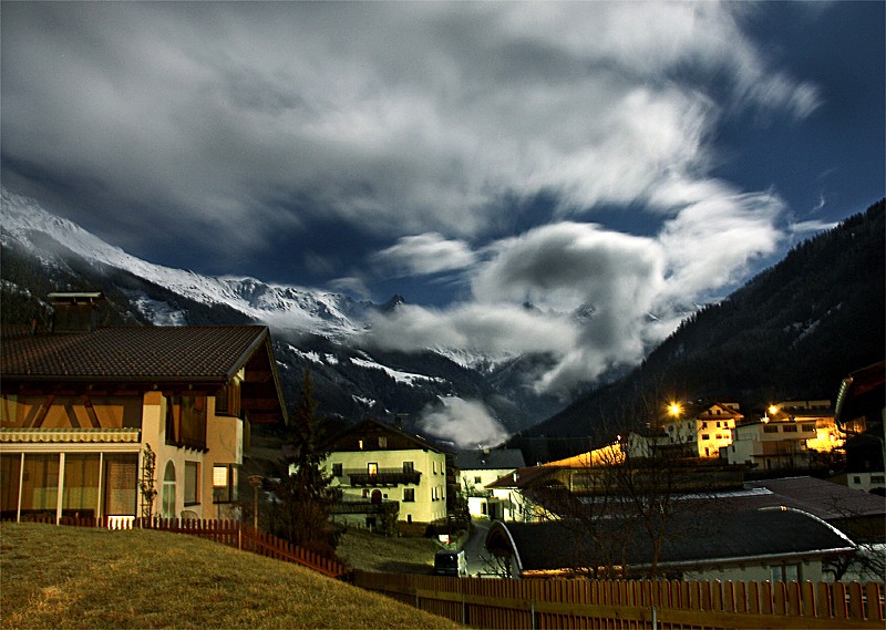 Mondnacht im Alpendorf.