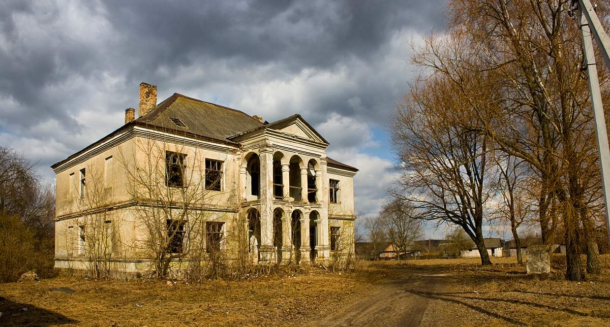 Ehemalige plebaniya in der Kirche