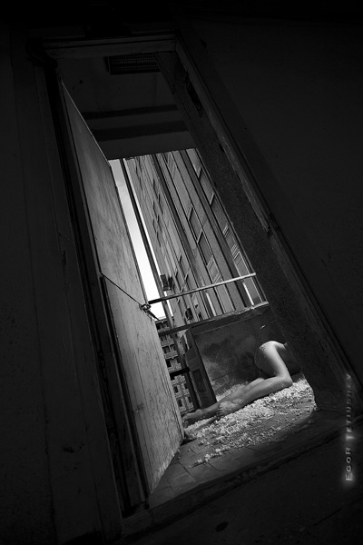 Der Füße auf dem Balkon