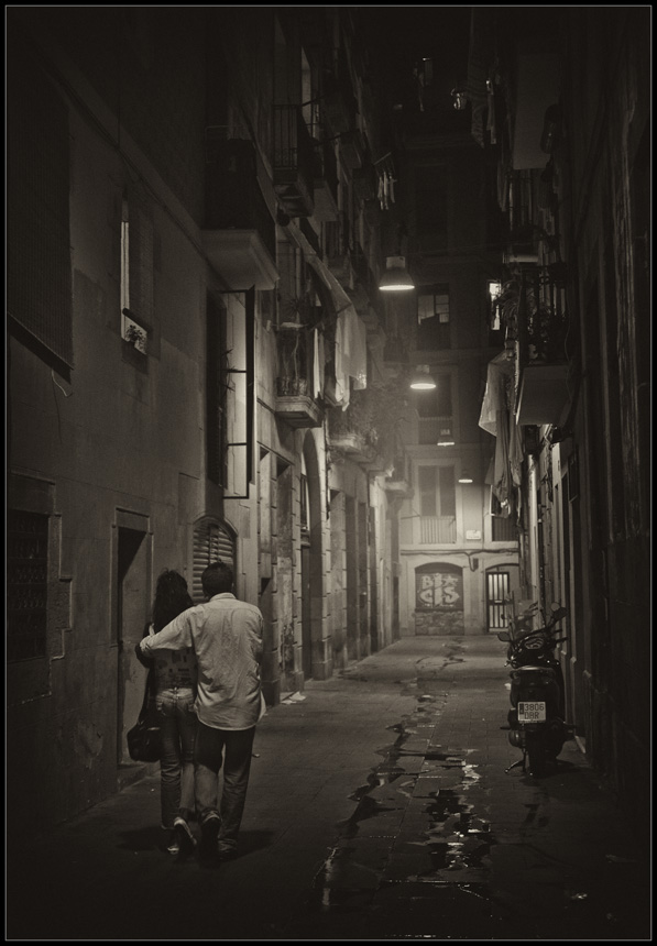 Zwei Männer in dunklen Stadt