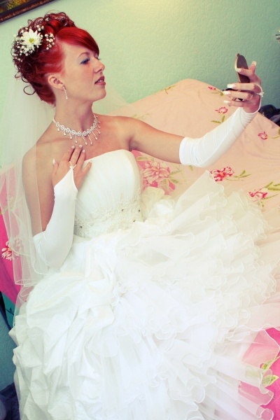 Die Braut schaut in den Spiegel.