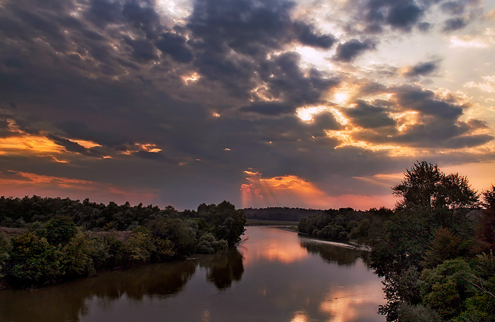 Adygea. Sonnenuntergang über der Elbe.