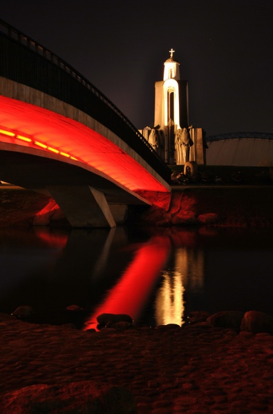 Suggestive rote Brücke nach Ostrava Tränen