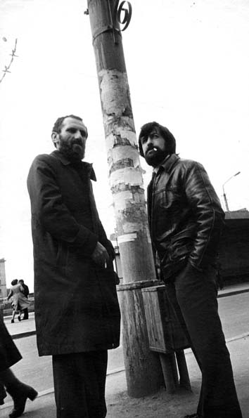 An der Bushaltestelle.