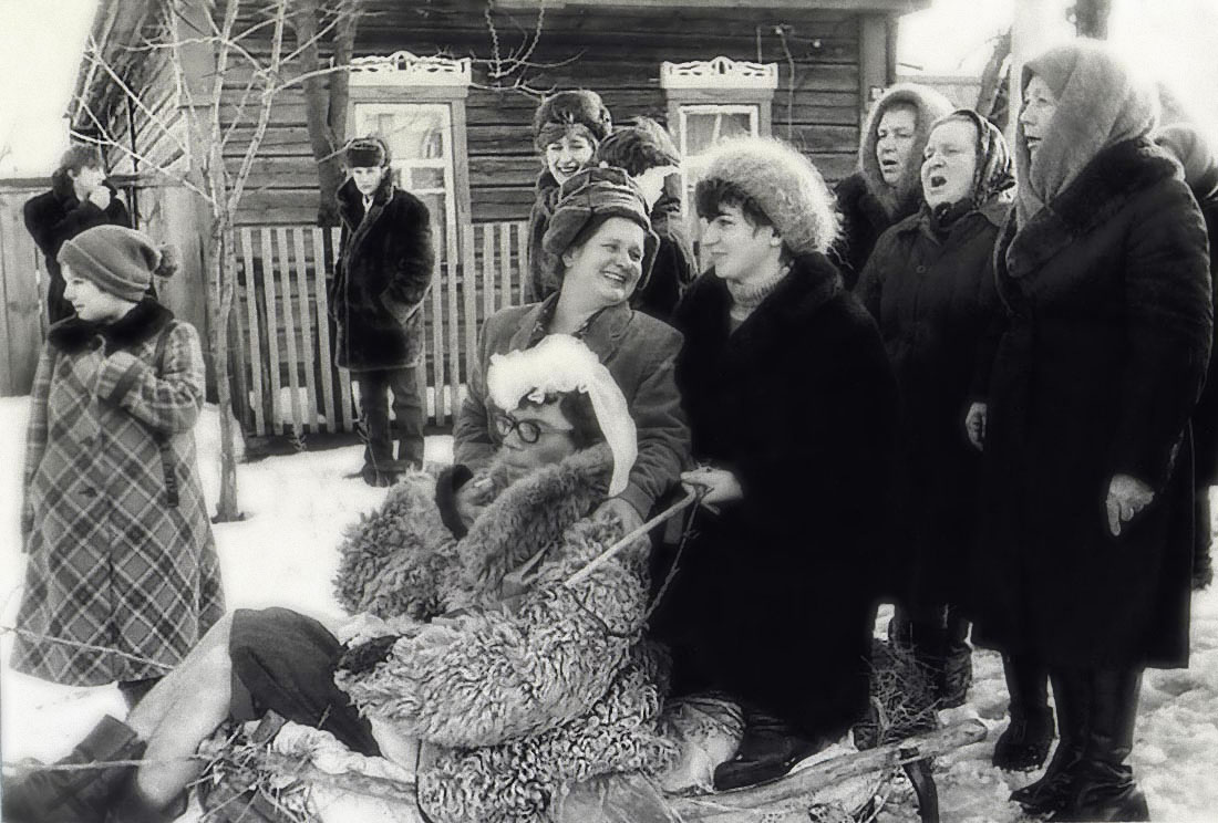 Kostümierte. Ländliche Hochzeit.