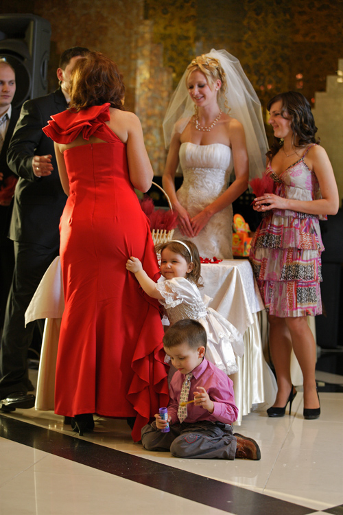 Kinder bei einer Hochzeit