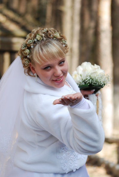 Spaziergang im Park mit Blumenstrauß