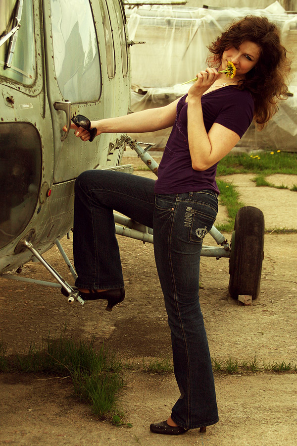 Ein Mädchen und ein Hubschrauber