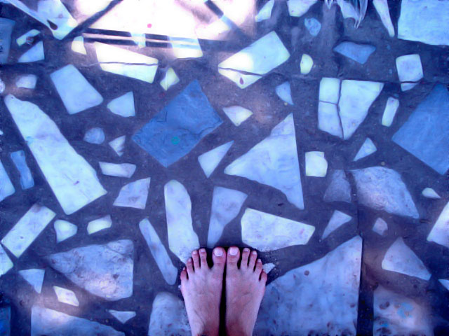 Klammern sich an ihre Füße für Grundstücke