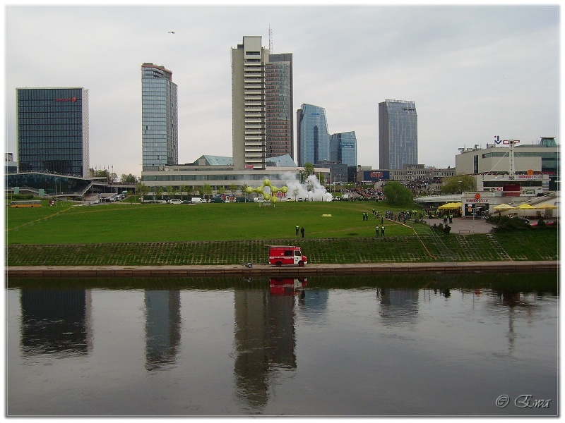 Hochhäuser in Vilnius und Rauchbomben.