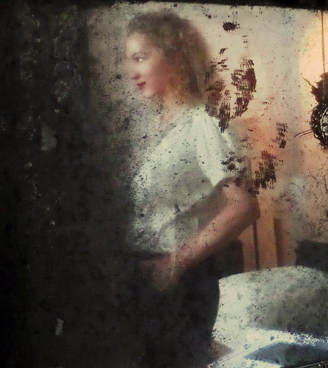 Selbstporträt in einem alten Spiegel