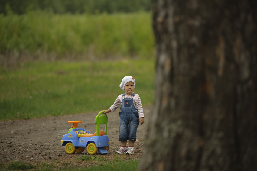Porträt eines Mädchens mit einer Schreibmaschine