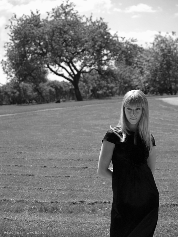 Ein Mädchen und ein Baum