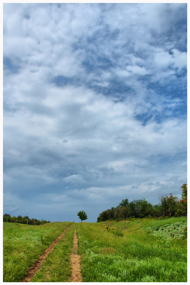 Auf der Straße mit Wolken
